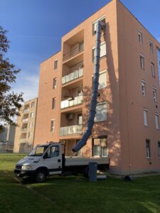Sittelszállítás csúszdával